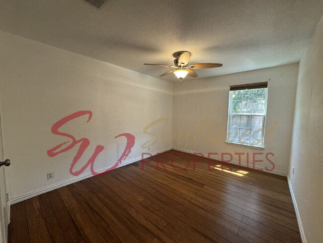 Foto del edificio - 4 Bedroom 2 Bath with Retro Flair!