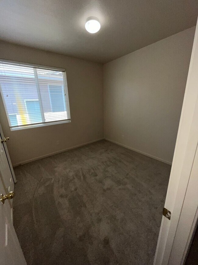 Building Photo - 5 Bed | 3.5 Bath | 2368 SF | 2 Car garage | Two Story | Tenant pays $175 for WS&G