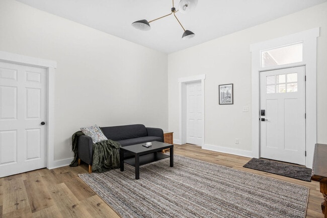 Building Photo - 844 Camp St