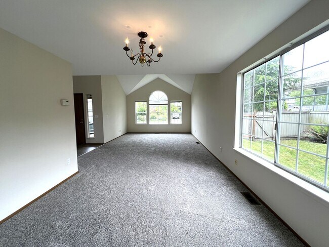Building Photo - Spacious 4 Bedroom Marysville Home
