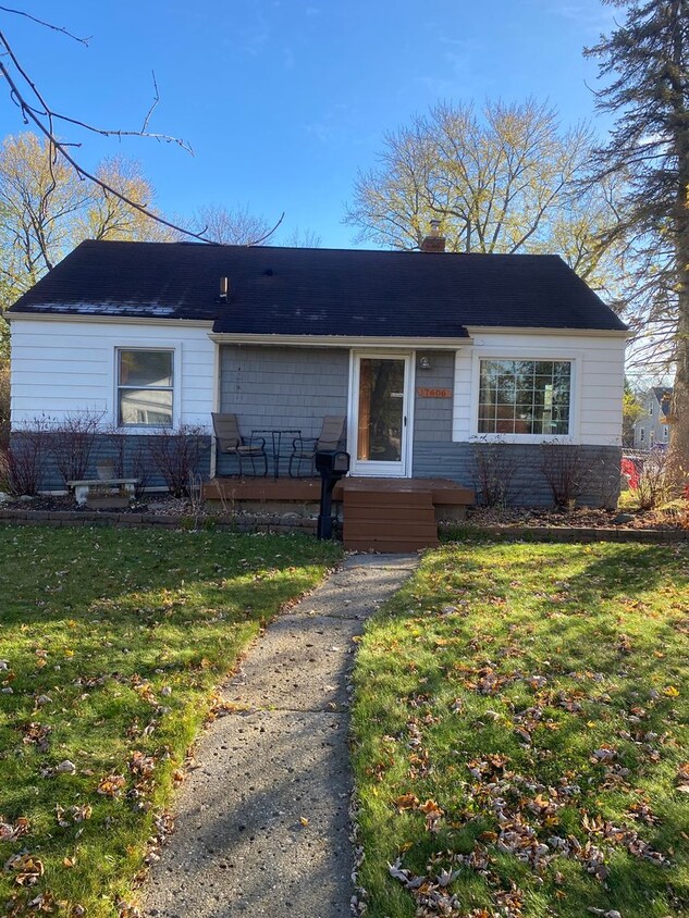 Primary Photo - Three bedroom, 2 full baths ranch on corne...