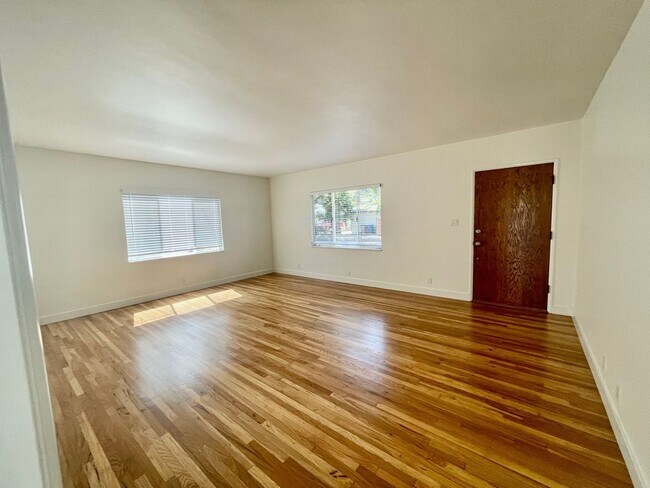 Foto del edificio - Charming 2 Bedroom Westside Home - Available Now