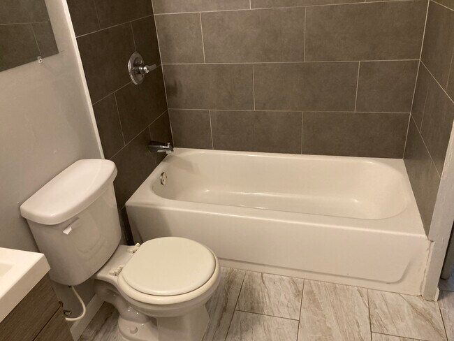 Foto del edificio - 250 S Grand Dr