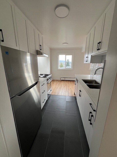 Building Photo - Newly Renovated, Bright Top Floor in Willingdon Heights