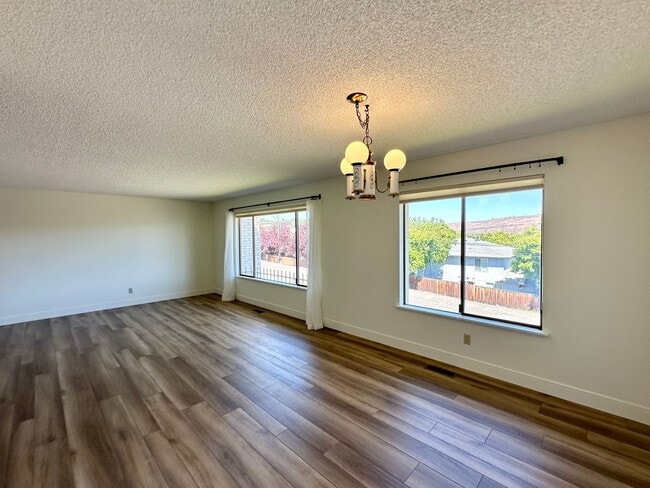 Building Photo - Sweeping Views of Yakima Valley