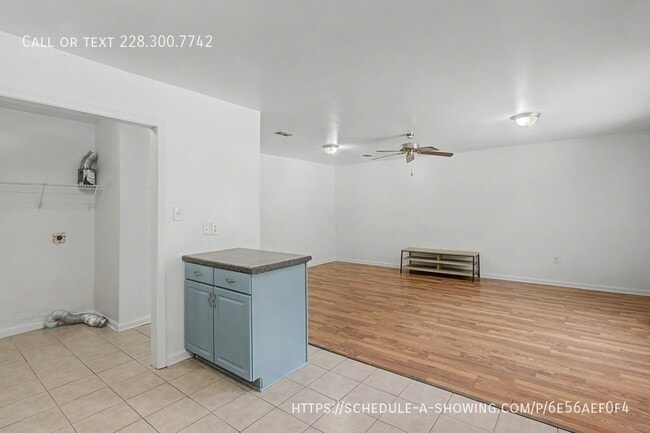 Building Photo - 124 30th 1/2 St-B