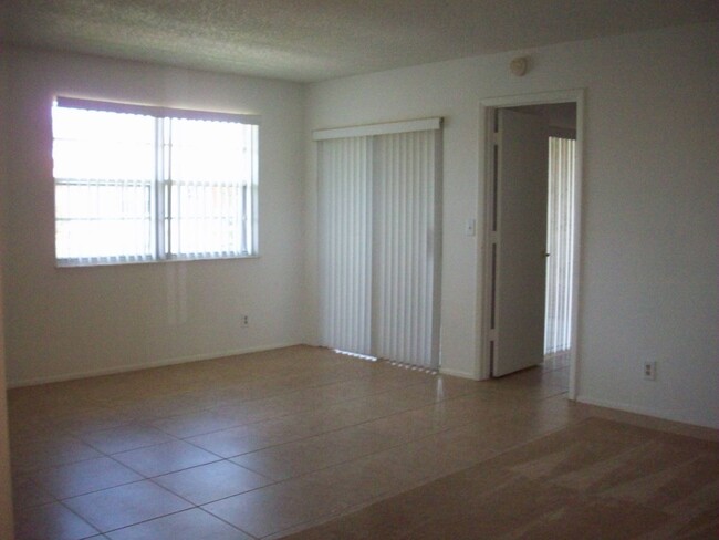 Foto del edificio - Two Bedroom Condo In Midport Place II  Til...