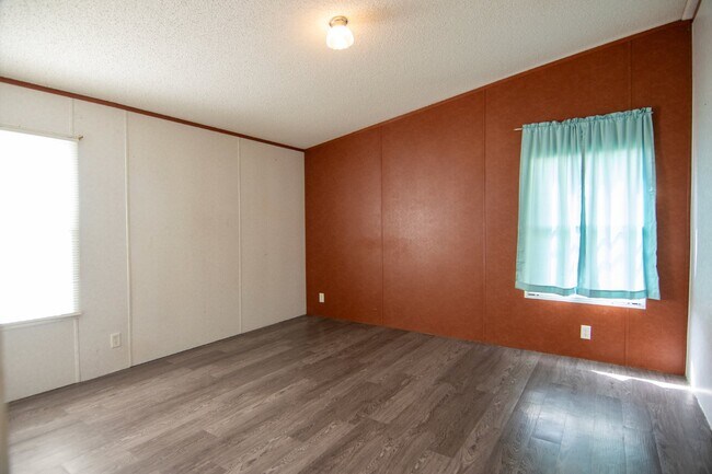 Building Photo - "Spacious 4-Bedroom Mobile Home in South C...