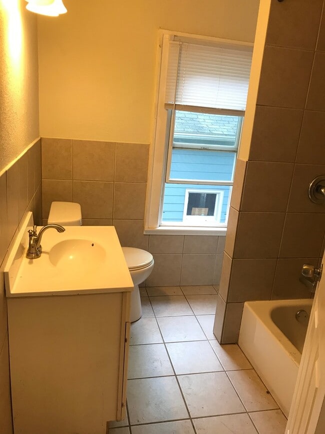 Building Photo - Single Family Home - LAUNDRY INCLUDED! HUGE YARD!