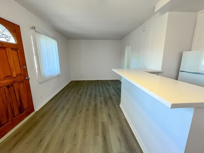 Building Photo - Charming Apartments in Playa Del Rey – Pri...