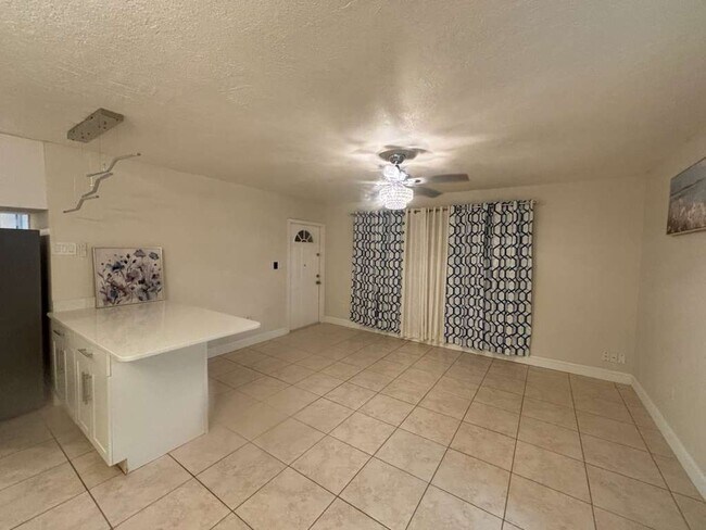 Foto del edificio - 21882 Haines Ave