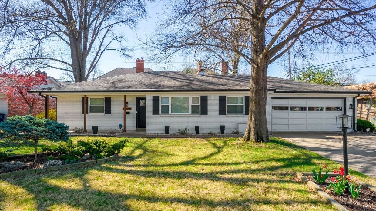 Primary Photo - Gorgeous Mid-Century Home Newly Renovated ...