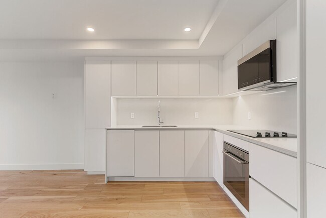 Building Photo - 3460 Rue Peel