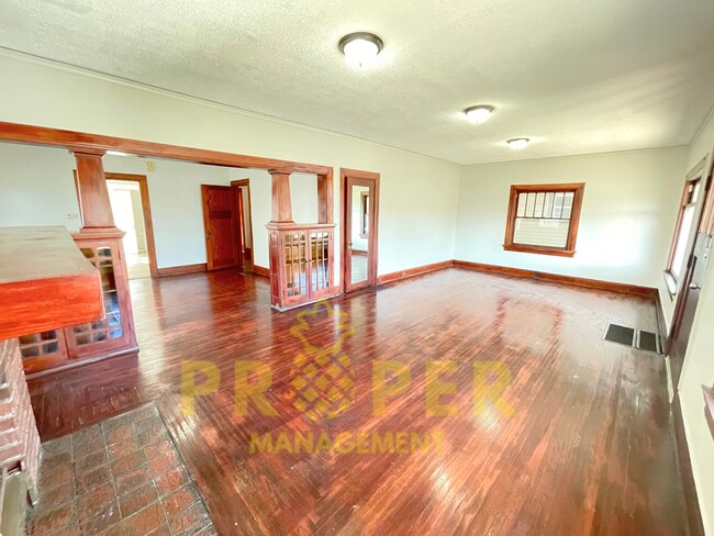 Foto del edificio - Large 4-Bedroom, 1.5-Bath Home with Fenced...