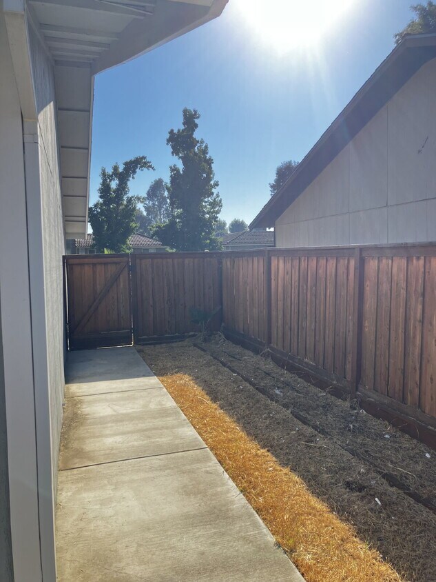 Foto del edificio - Charming 2-Bed, 2-Bath Duplex Retreat on Denver Avenue – Perfect Merced Living!