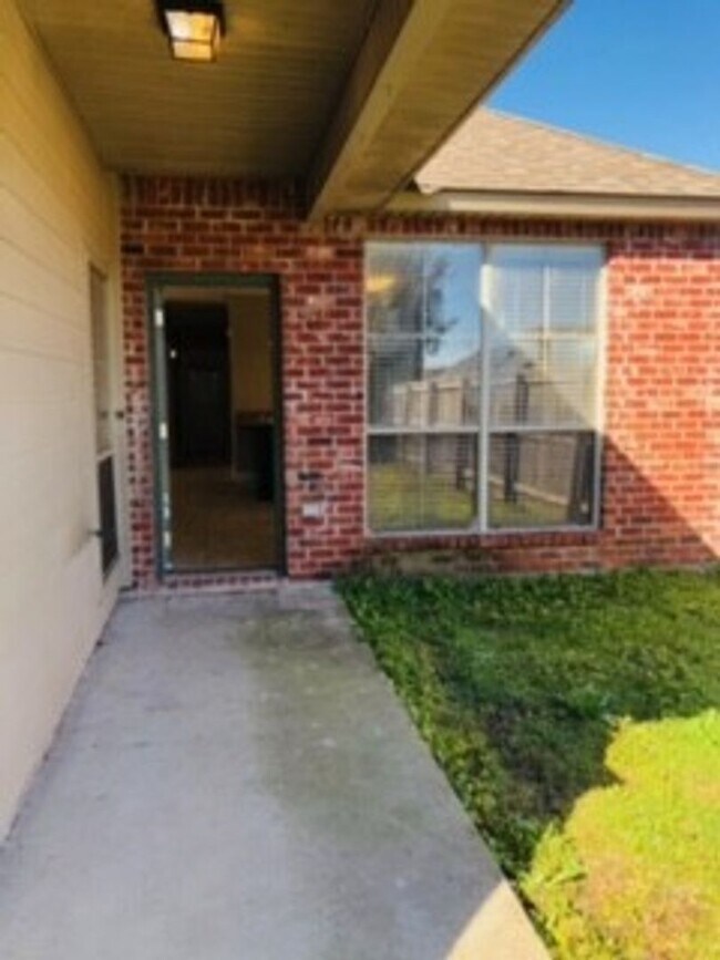 Building Photo - 757 Summer Breeze Dr