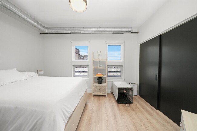 Building Photo - 941 W Belmont Ave
