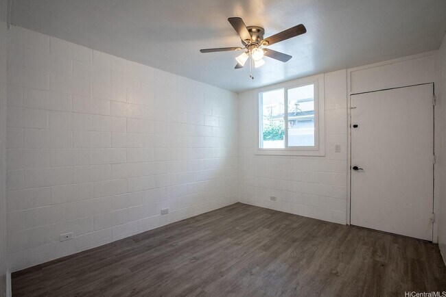 Building Photo - Manthos 94-322 Pupuole St