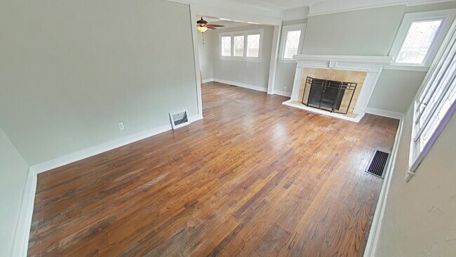 Foto del edificio - "3-Bed Home with Hardwood Floors and 2.5 B...