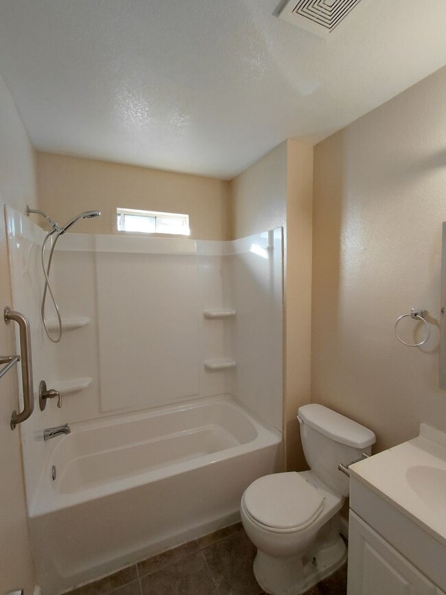 Building Photo - 206-212 B St