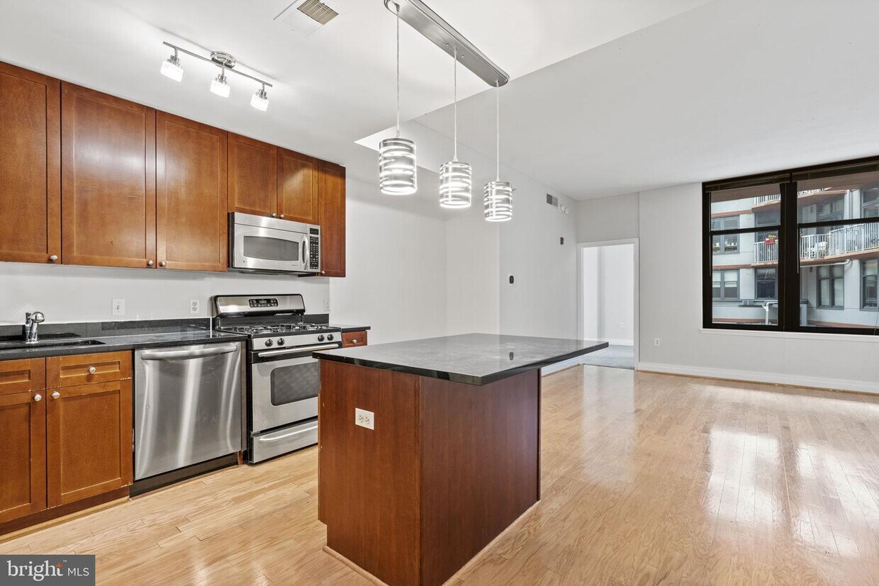 Primary Photo - 2120 Vermont Ave NW