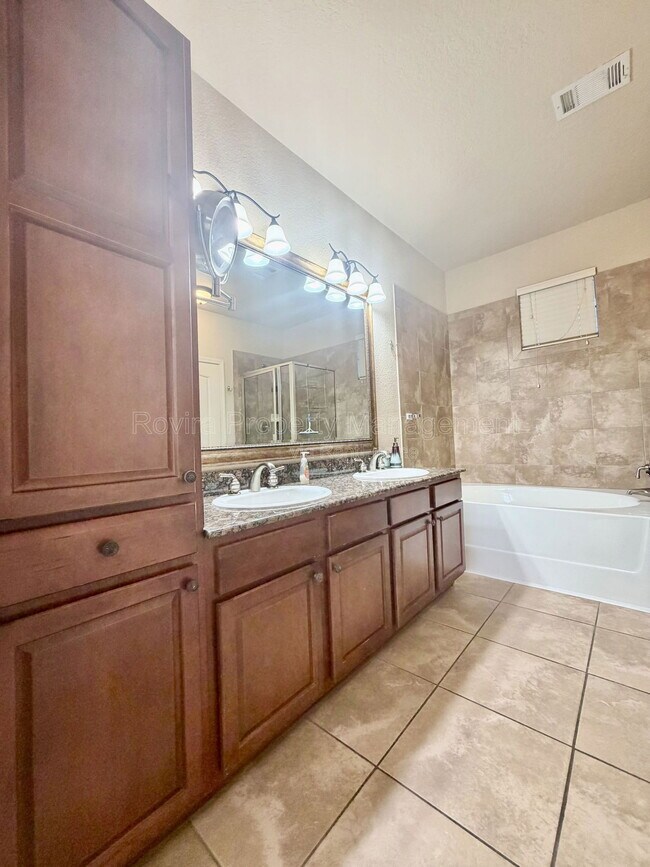 Foto del edificio - 909 Charo Pkwy