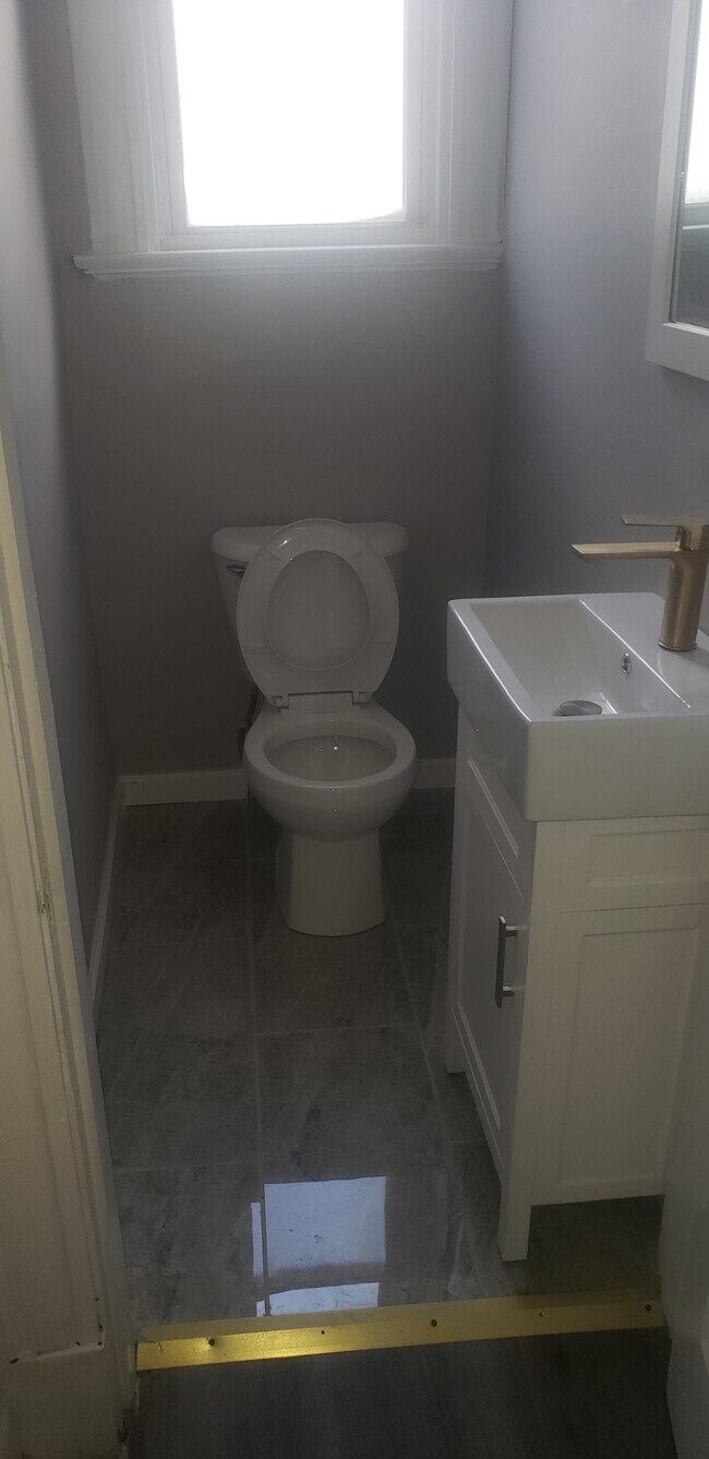 Half bath - 970 Kirbert Ave