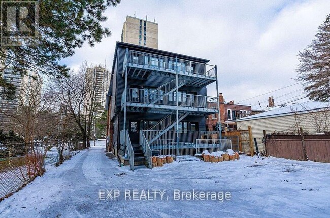 Photo du bâtiment - 67-67 Oakmount Rd