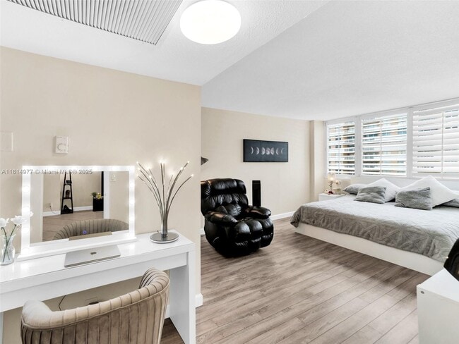 Building Photo - 2030 S Ocean Dr