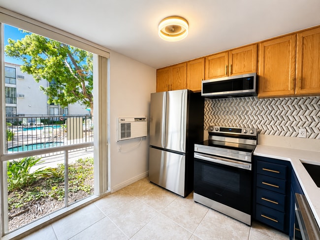 Building Photo - 6930 Hyde Park Dr