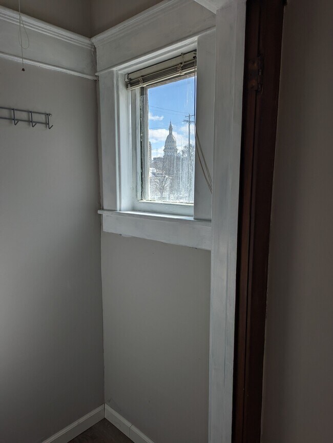 Building Photo - 307 N CHESTNUT ST