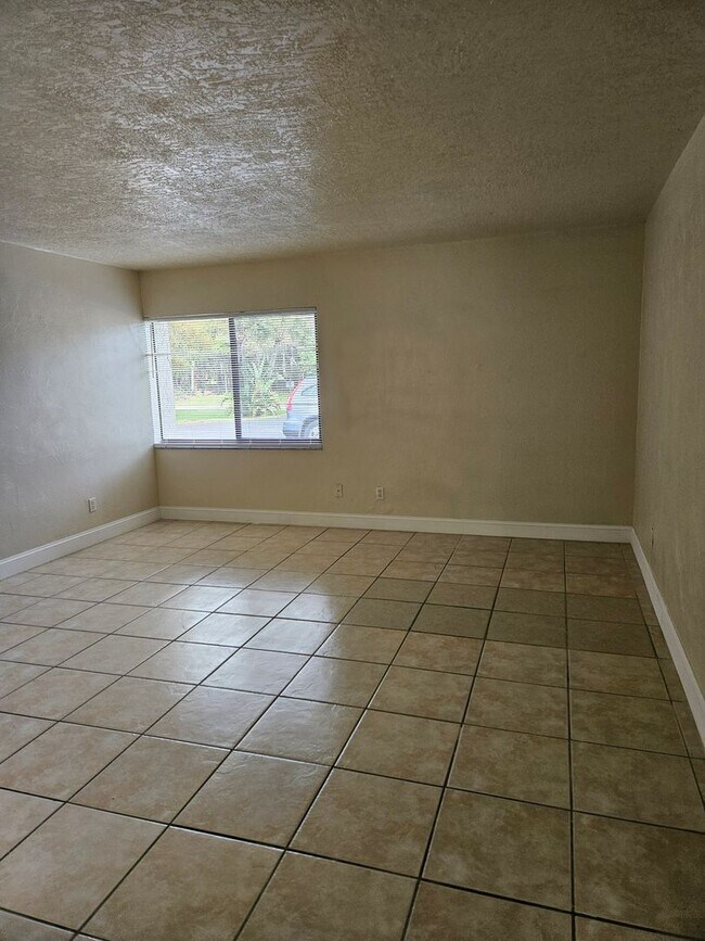 Foto del edificio - 1 BEDROOM 1 BATH NEWLY RENOVATED CONDO
