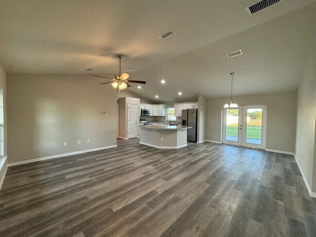 Building Photo - Desirable Silver Springs Shores - 3/2/2 **Won't Last**