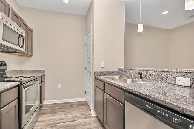 Building Photo - Hyde Glen