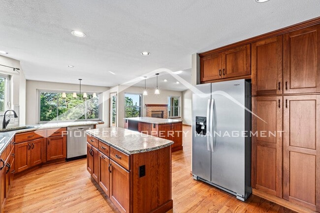 Foto del edificio - 5 bed/3 bath Main-Level Living with Design...