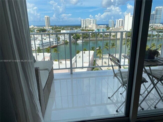 Foto del edificio - 6900 Bay Dr