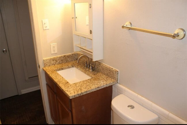 Building Photo - 2101 Oakhurst Dr