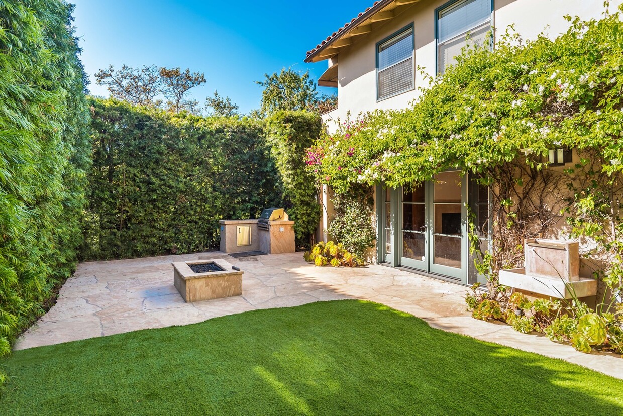 Foto principal - Montecito Condo! 2 bedroom+1 bath w/ 2-car...