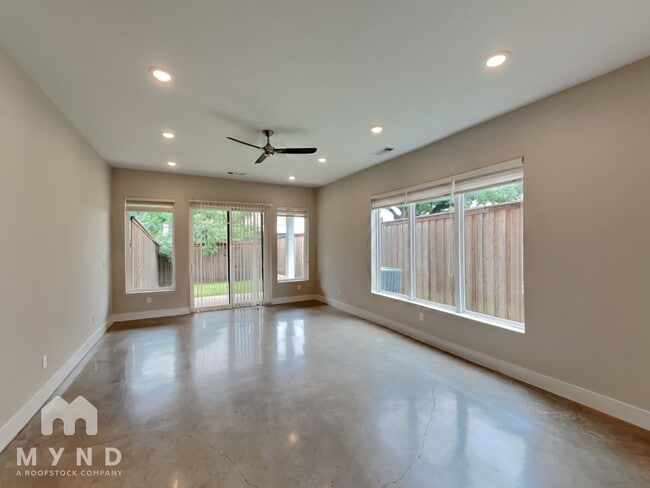Building Photo - 2345 Vagas St