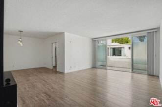 Building Photo - 930 3rd St