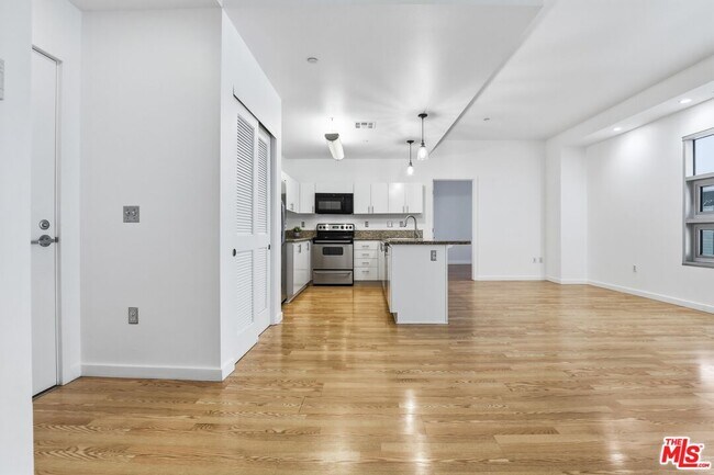 Foto del edificio - 630 W 6th St