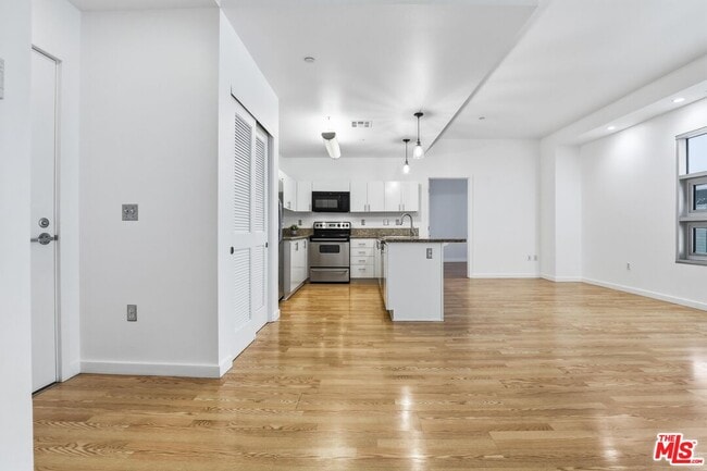 Building Photo - 630 W 6th St