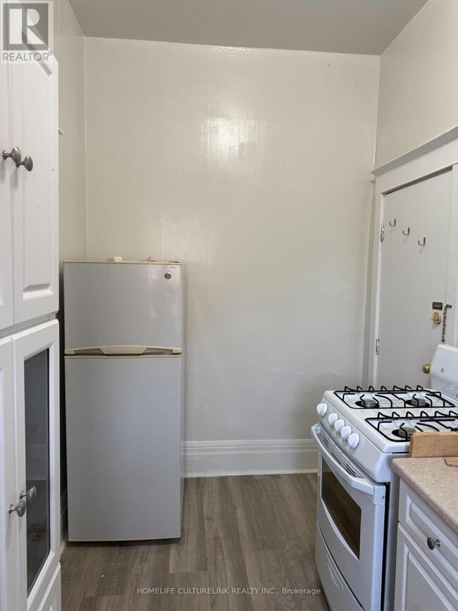 Photo du bâtiment - 731-731 Broadview Ave