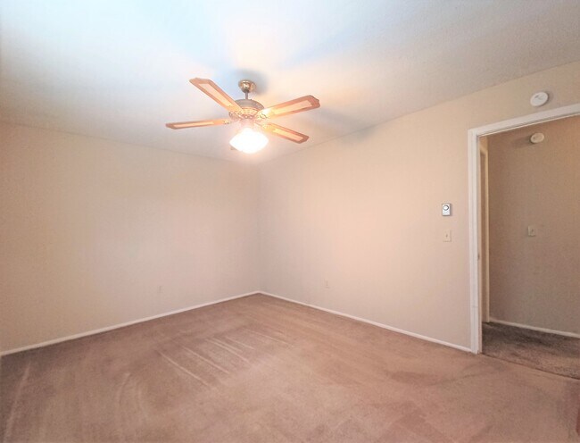 Building Photo - 500 Country Creek Dr