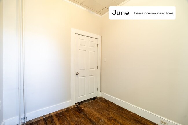 Building Photo - Private bedroom in 3 bed/1 bath Home