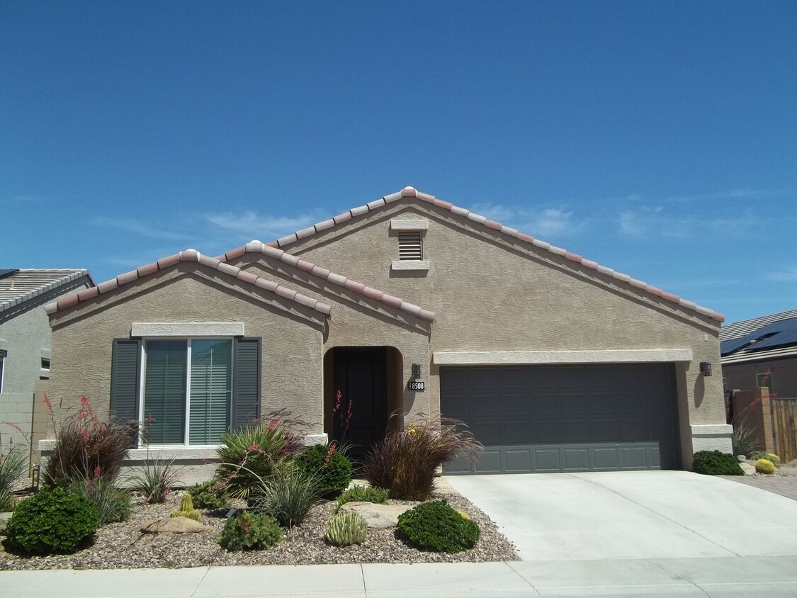 Foto principal - Stunning Fully furnished home 3 bed 2.5 ba...