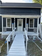 Building Photo - 419 S Bartlett St