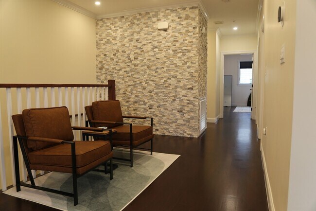 Foto del edificio - 755 E Broadway