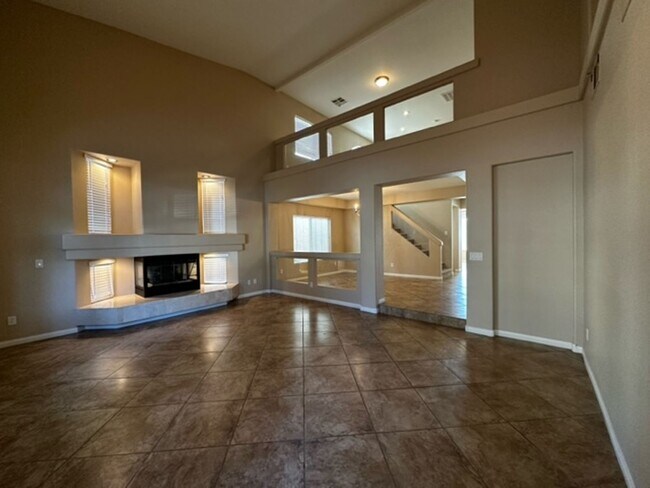 Building Photo - 5 bedrooms, SW location