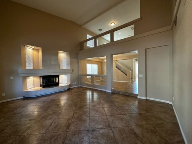 Foto del edificio - 5 bedrooms, SW location